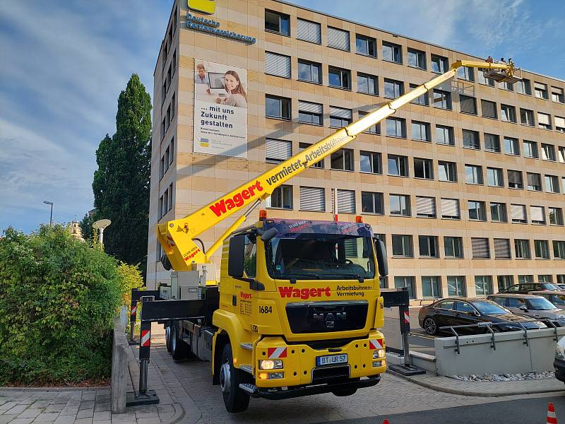 Wagert LKW-Arbeitsbühne während deren Nutzung für die Dacharbeiten am 6-stöckigen Verwaltungsgebäude in Bayreuth.
