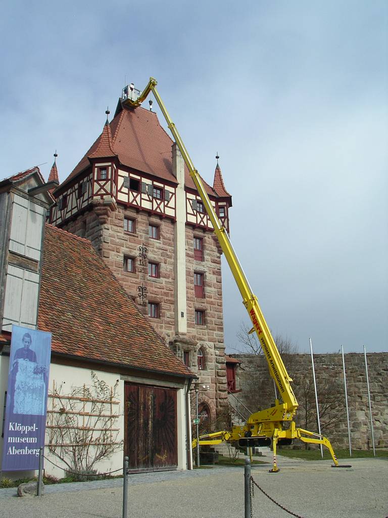 Wartungsarbeiten an einem Mittelalterlichen Turm mithilfe einer Wagert Kettenteleskoparbeitsbühne.