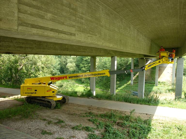 Wagert Kettenteleskop im Einsatz bei Wartungsarbeiten unter einer tiefen Brücke.