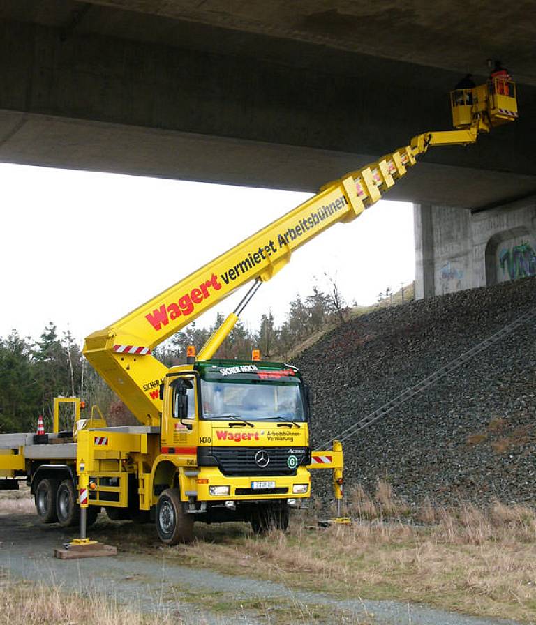 Wartungsarbeiten an der Unterseite einer Brücke unter zurhilfenahme einer Wagert LKW-Arbeitsbühne.